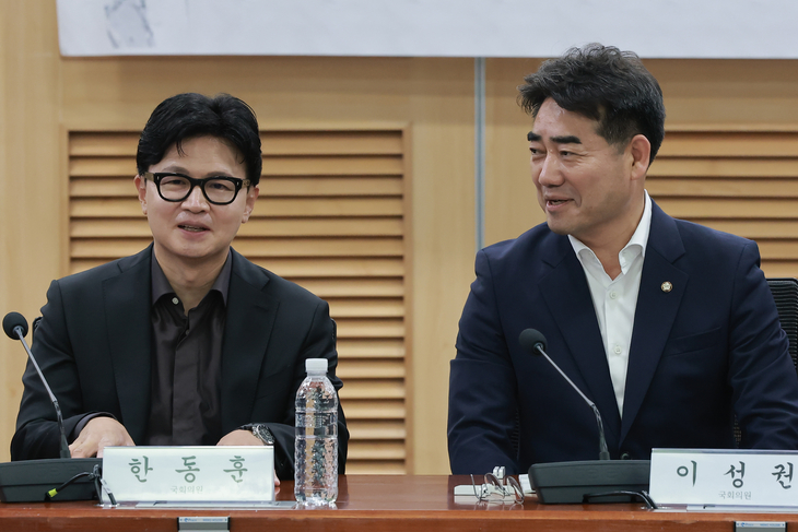 대화하는 국민의힘 이성권 의원과 무소속 한동훈 의원