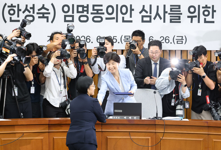 선서문 제출한 한성숙 국무총리 후보자