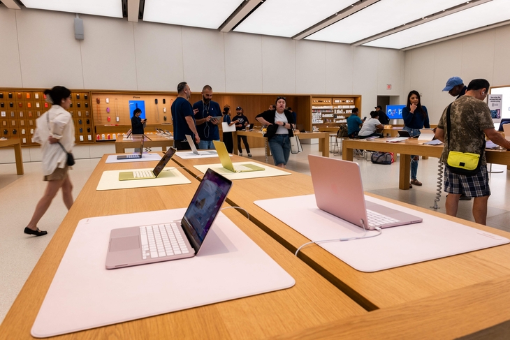 US-APPLE-ANNOUNCES-ITS-RAISING-PRICES-ON-COMPUTERS-AND-IPADS-DUE