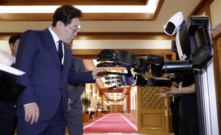 휴머노이드 로봇 보는 이재명 대통령