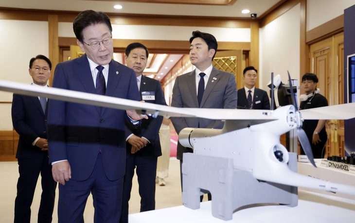 정찰 무인항공기 보는 이재명 대통령