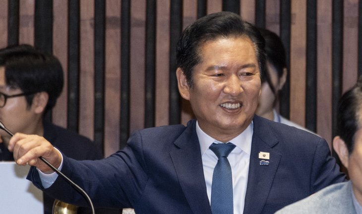 의총에서 의원들과 인사하는 정청래 전 대표