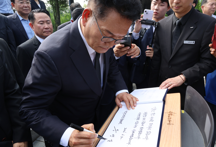 방명록 작성하는 송영길 의원