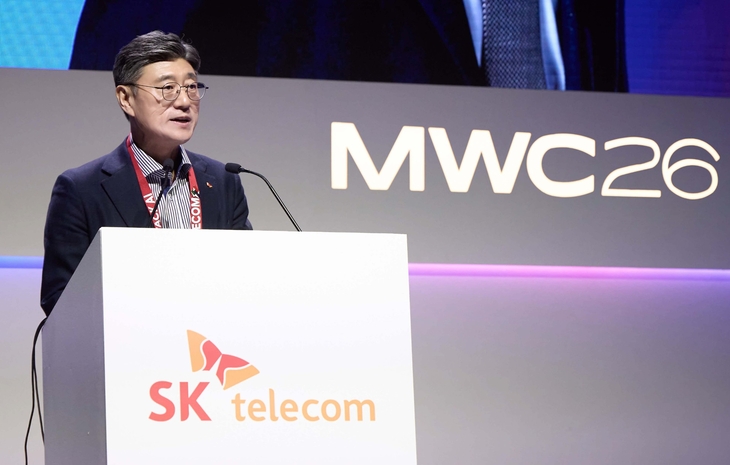 2일 MWC26에서 부대행사로 열린 AI DC 관련 컨퍼런스에서 정재헌 SKT CEO가 기조 연설하는 모습