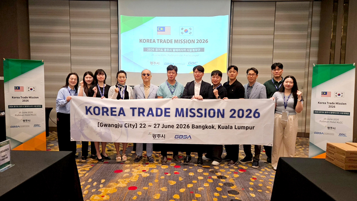 광주시와 경기도경제과학진흥원이 공동 운영한 '2026년 광주시 동남아 시장개척단' 참가 기업 관계자들이 말레이시아 쿠알라룸푸르에서 기념촬영을