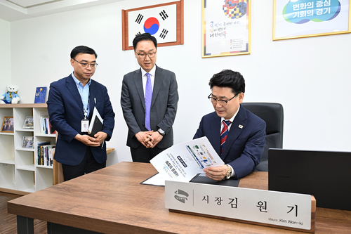 김원기 의정부시장 1일 의정부사랑카드 발행 확대를 민선9기 제1호 안건으로 결재
