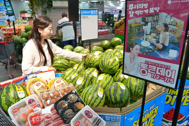 지난 달 30일 서울 송파구 소재 롯데마트 제타플렉스 잠실점 수박 매대에서 직원이 7월 통큰데이 행사를 홍보하고 있다. 사진=롯데마트·슈퍼