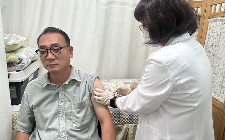 용인시가 65세 이상 모든 시민을 대상으로 대상포진 예방접종 지원사업을 확대하는 가운데 한 시민이 보건소에서 예방접종을 받고 있다. 제공=용인시