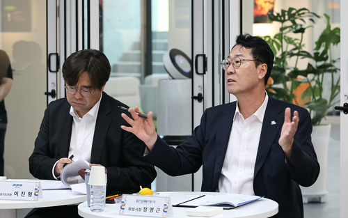 정명근 화성시장이 케어안심주택 '온(溫)이음채'를 찾아 운영 현황을 점검하며 관계자들과 의견을 나누고 있다. 제공=화성시