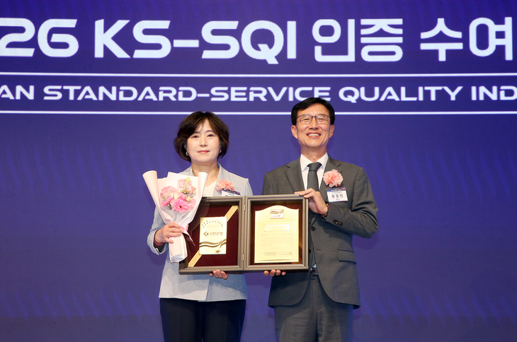 2일 서울시 중구 소재 롯데호텔에서 진행된 '2026 KS-SQI 인증 수여식'에서 박현주 신한은행 소비자보호그룹장(왼쪽)이 기념촬영 하는 모습.