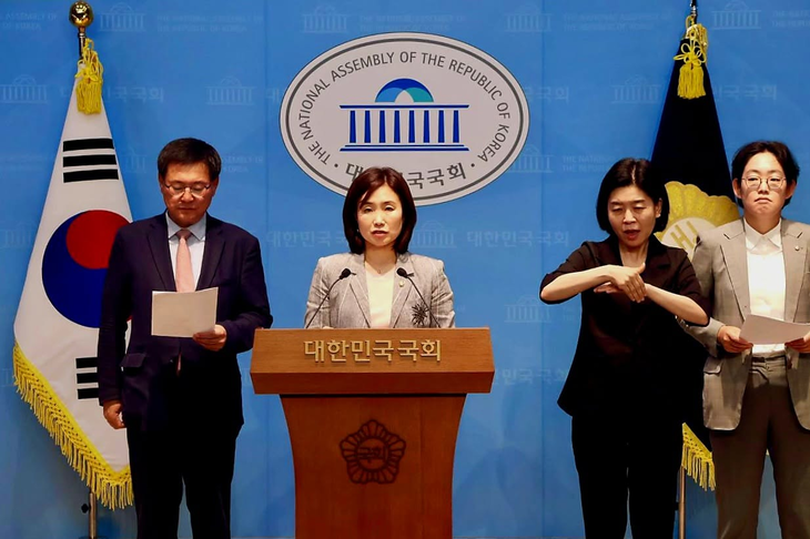김소희 국민의힘 의원이 지난 1일 경제6단체의 의견을 공개하며 탄소중립법에 유연한 온실가스 감축경로를 반영해야 한다고 주장하고 있다. 사진= 김