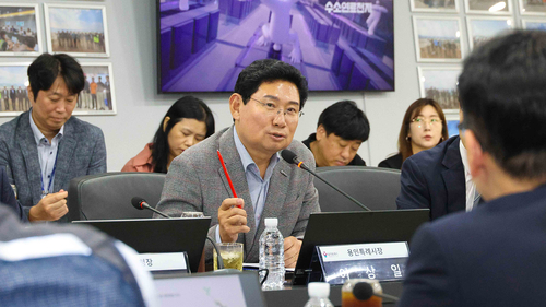 이상일 용인특례시장이 1일 원삼면 용인반도체클러스터 일반산업단지 현장사무실을 방문해 SK하이닉스 관계자로부터 사업 추진 현황을 보고받고 있다
