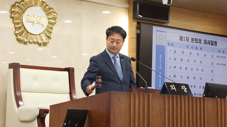 최재영 의원이 제264회 임시회 제1차 본회의에서 제10대 평택시의회 전반기 의장으로 선출된 뒤 의사봉을 두드리고 있다. 제공=평택시의회
