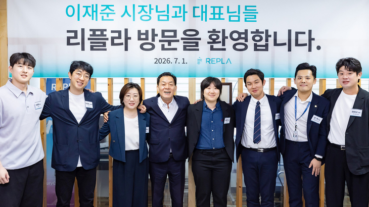 이재준 수원시장(왼쪽 4번째)이 민선 9기 취임 첫날 리플라에서 열린 청년벤처기업인 간담회에 참석해 기업인들과 어깨동무를 하며 기념촬영을 하고