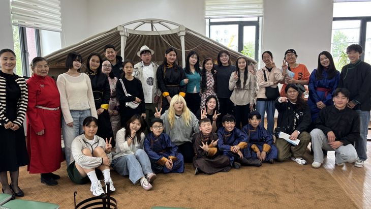 평택시학교밖청소년지원센터 '꿈드림' 참가 청소년들이 몽골 전통 주거시설인 게르 앞에서 현지 청소년 및 관계자들과 기념촬영을 하고 있다. 제공