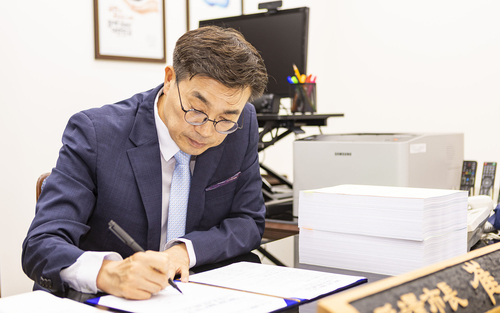 최원용 평택시장이 취임 후 첫 결재로 '평택 30분 생활권 구축 TF 구성 및 운영계획' 문서에 서명하고 있다. 제공=평택시