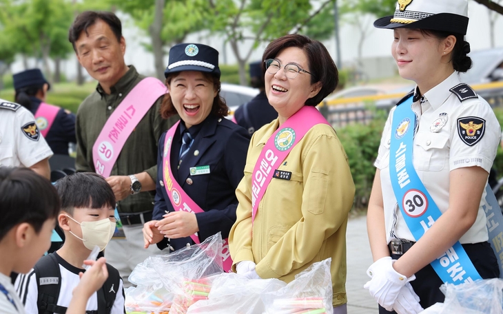 김보라 안성시장이 백성초앞에서 경찰과 녹색어머니연합회 등 관계자들과 어린이 교통안전 캠페인을 펼치며 학생들의 안전한 등굣길을 응원하고 있