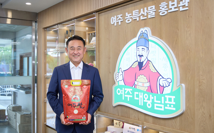 이충우 여주시장이 1일 농특산물 홍보관에서 대왕님표 여주쌀을 소개하며 민선 9기 첫 공개 행사를 갖고 있다. 제공=여주시