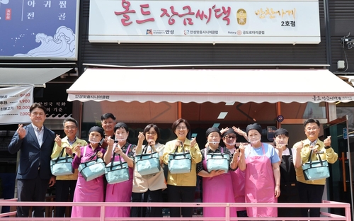 김보라 안성시장이 공도읍 '올드장금씨댁 2호점'에서 반찬 나눔 활동에 참여한 뒤 통합돌봄 관계자들과 함께 복지 현장을 점검했다. 제공=안성시