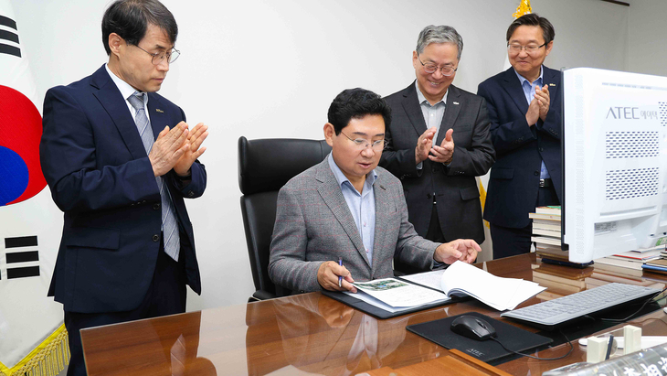이상일 용인시장이 민선9기 출범 첫날인 1일 시청 집무실에서 '용인 르네상스 2.0 용인시 반도체산업 육성 및 클러스터 조성 종합계획'을 첫 결재 안