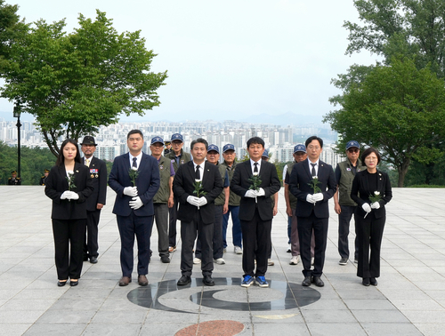 제10대 하남시의회 1일 현충탑 참배로 공식 출범