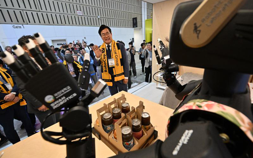 박찬대 인천시장이 '로보컵 2026 인천' 행사장에서 주거 로봇서비스를 체험하고 있다. 제공=인천시