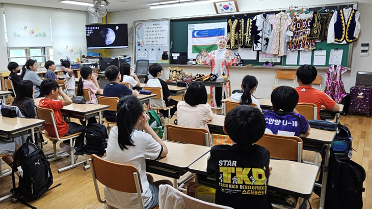 광주시가 운영한 '2026 다문화 체험 주간'에서 벌원초등학교 학생들이 다문화 이해 교육 강사로부터 세계 여러 나라의 문화와 전통을 배우고 있다.