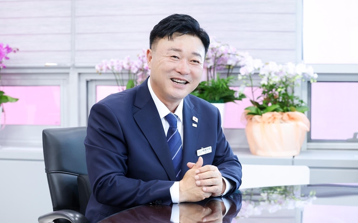 성수석 이천시장이 민선9기 출범과 함께 제1호 공약인 '15만 평 반도체 연구단지 조성사업' 추진계획을 결재하고 공약 이행에 나섰다. 제공=이천시