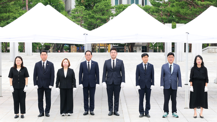 제12대 전반기 경기도의회 더불어민주당 대표단이 2일 수원시 현충탑에서 헌화와 분향을 마친 뒤 기념촬영을 하고 있다. 제공=경기도의회 더불어민주