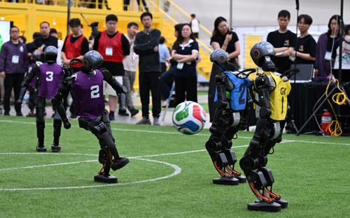 '로보컵 2026 인천' 로봇축구 경기에서 참가팀 로봇들이 경기를 펼치고 있다. 제공=인천시