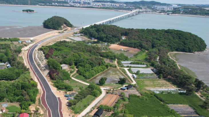 오는 14일 개통하는 영종~신도 평화도로 전경. 신·시·모도를 처음으로 육로와 연결하는 도로로, 왕복 2차로와 보행자·자전거 겸용도로를 갖췄다. 제공