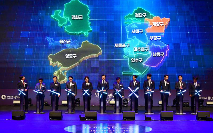 박찬대 인천시장이 1일 인천문화예술회관에서 열린 '인천형 행정체제 출범 기념식'에서 군수·구청장들과 함께 '2군 9구' 출범을 알리는 퍼포먼스