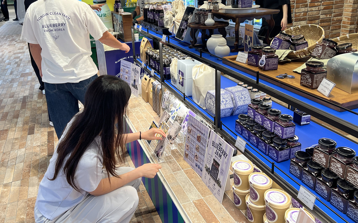용인시 농산물 가공 공동브랜드 '용인의 소반' 창업기업 '용인청정팜'이 대형 백화점 팝업스토어에서 블루베리 가공식품을 선보이며 소비자들을