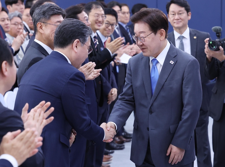 李, ‘보수 텃밭’에도 270조 ‘메가 투자’…‘돈 풀기’로 외연 확장