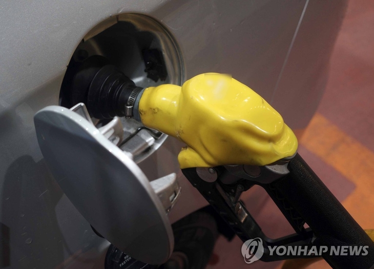 자료사진. 주유소에서 휘발유를 주유하고 있는 모습.