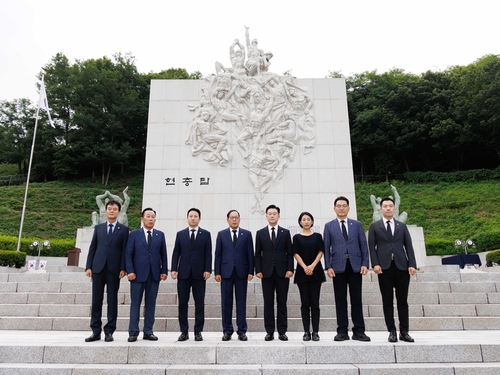 제10대 부천시의회 의장단 3일 현충탑 참배