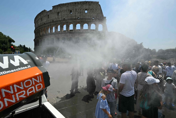 ITALY-TOURISM-HEATWAVE-MONUMENT