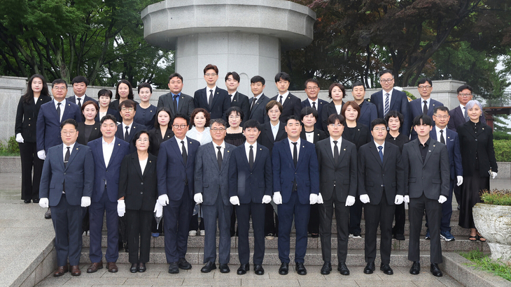 박종혁 의장을 비롯한 제10대 인천시의회 의원들과 간부공무원들이 6일 수봉공원 현충탑에서 참배를 마친 뒤 기념촬영을 하고 있다. 제공=인천시의회