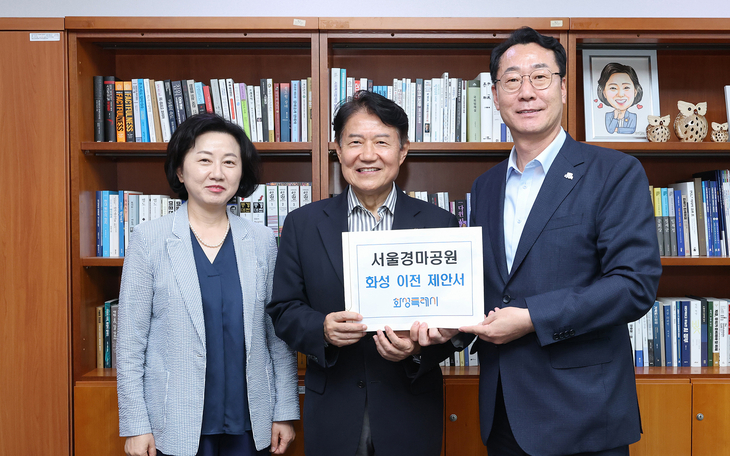 정명근 화성시장(오른쪽)과 송옥주 국회의원(왼쪽)이 6일 우희종 한국마사회 회장(가운데)에게 서울경마공원 화성 이전 제안서를 전달한 뒤 기념촬영