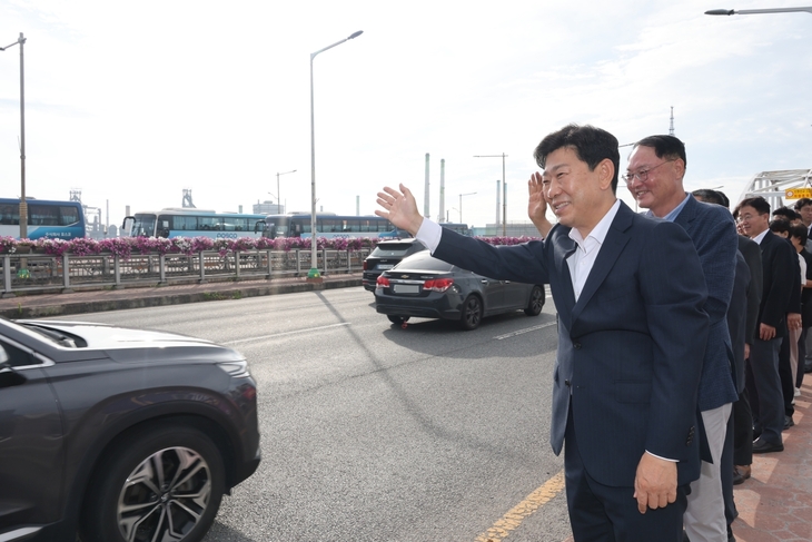 박용선 포항시장, 화합·상생 행보…포스코 근로자 출근길 격려