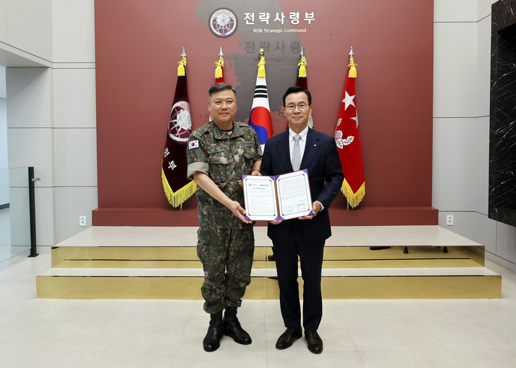 신익현 LIG D&A 대표이사(오른쪽)와 박재열 전략사령관은 지난달 30일 전략적 파트너십 구축을 위한 업무 협약(MOU)을 체결했다. 사진=LIG D&A