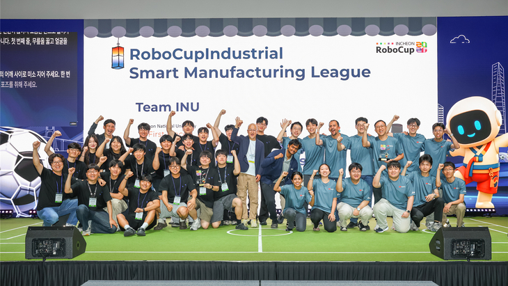 ▲ 산업자동화 리그(Smart Manufacturing League) 1위를 차지한 인천대학교 Team INU(왼쪽 검은색 옷). 제공=인천시