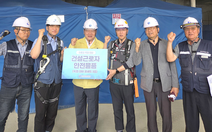 김용진 GH 사장(왼쪽에서 세번째)이 화성동탄2 택지개발사업지구 공동주택 건설현장을 찾아 폭염 대비 안전물품을 전달한 뒤 현장 관계자들과 함께 여