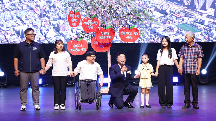 성수석 이천시장이 민선 9기 취임식에서 시민들과 함께 미래 비전을 공유하며 새로운 시정 출발을 알리고 있다. 제공=이천시