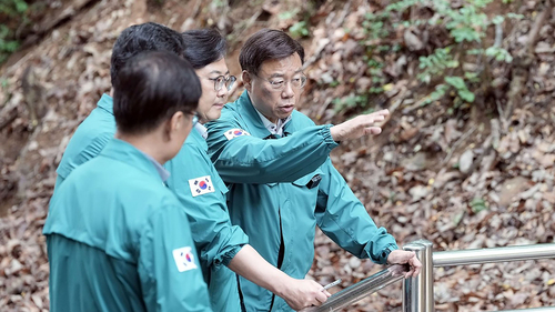 신상진 성남시장이 중원구 상대원동 재난취약지역을 찾아 급경사지와 안전시설을 점검하며 관계 공무원들과 현장을 살피고 있다. 제공=성남시