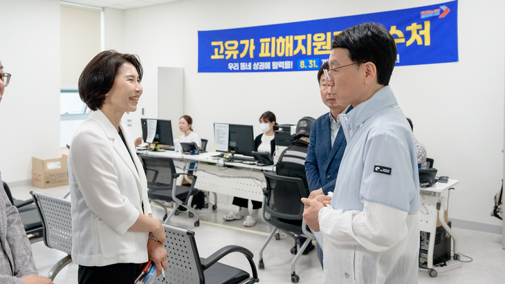 윤영미 오산시 부시장이 고유가 피해지원금 지급 현장을 방문해 직원들을 격려하고 운영 상황을 점검하고 있다. 제공=오산시
