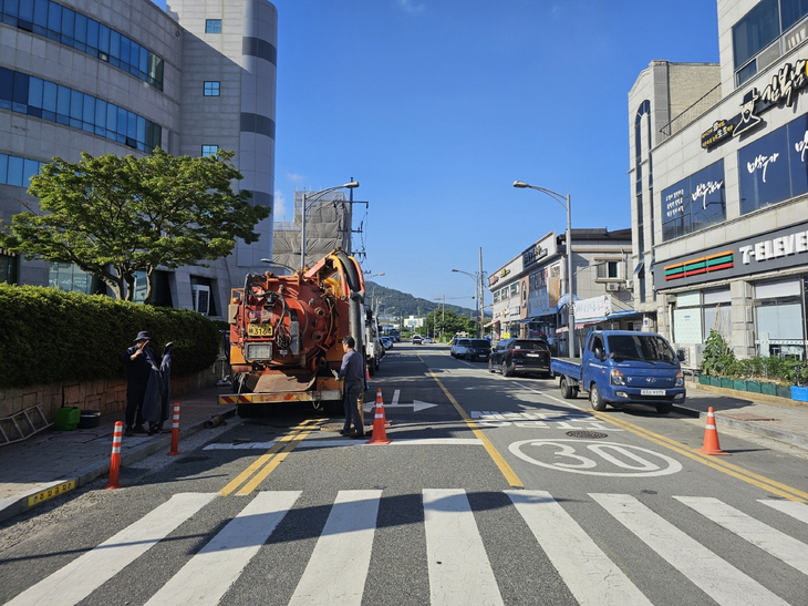 진도군, 여름철 침수 예방 총력… 진도읍 도시계획도로 배수로 준설 추진