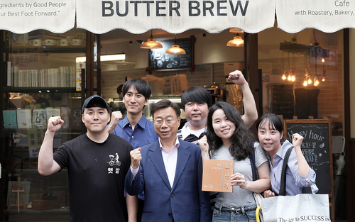 신상진 성남시장이 2일 도담길 청년창업 공간에서 청년 창업가들과 간담회를 마친 뒤 참석자들과 기념촬영을 하고 있다. 제공=성남시