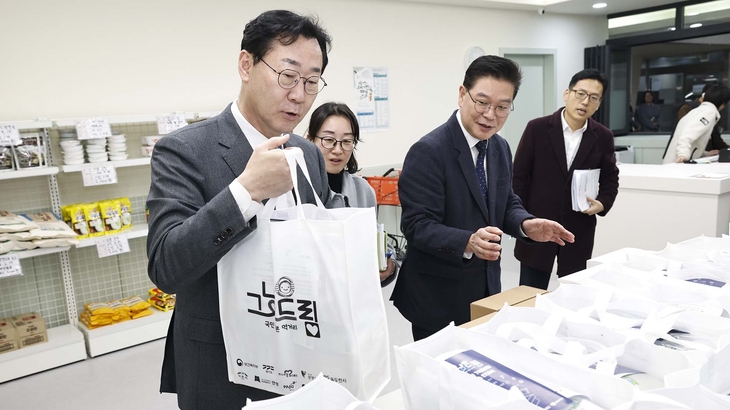 정명근 화성시장이 '그냥드림' 사업장에서 지원 물품을 살펴보고 있다. 화성시는 '그냥드림' 운영 노하우를 공유하기 위해 남양주시와 평택시 관