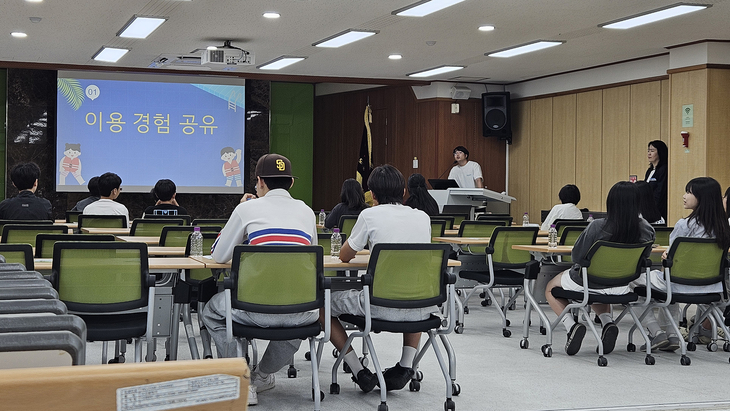 여주시 청소년 교육의회 참여 학생들이 여주시 수상센터 활성화를 위한 청소년 참여형 리빙랩 사전협의에 참석해 운영 개선 방안을 논의하고 있다. 제